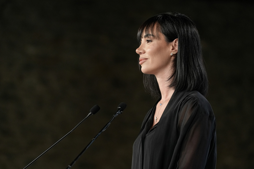Κυβέλη Μάρδα: Ποια είναι η «άγνωστη» γυναίκα που προλόγισε τον Τσίπρα στη Θεσσαλονίκη