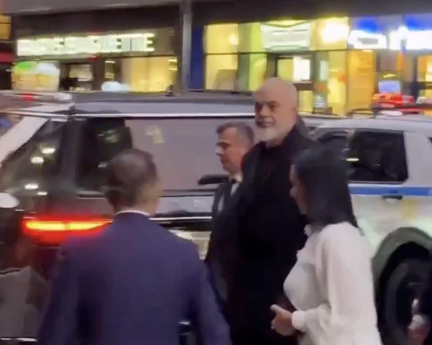 Ο Έντι Ράμα δέχθηκε επίθεση με αυγά στη Νέα Υόρκη - Η σκληρή απάντηση του 5 stigmiotypo othonis 2026 09 25 23.11.59