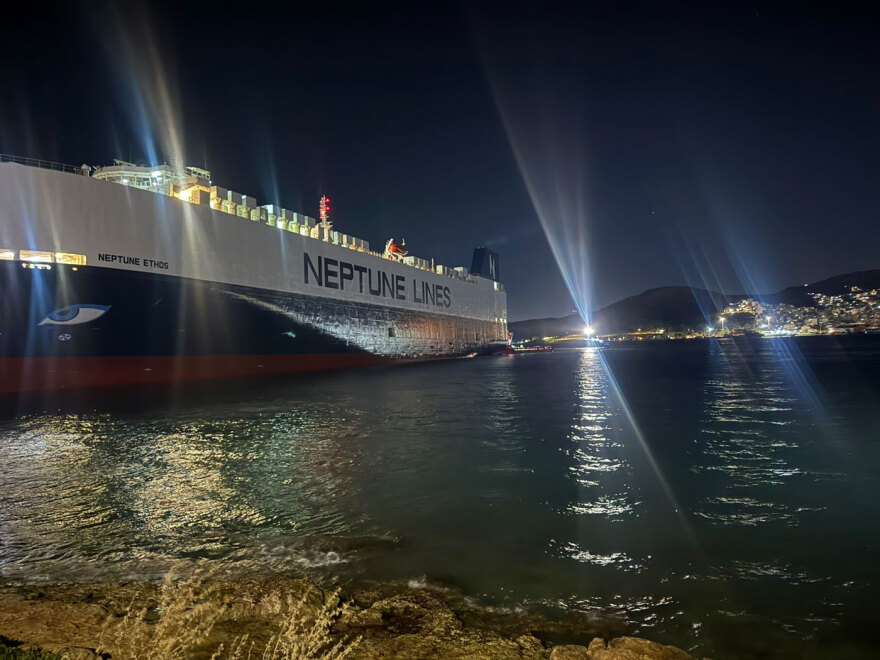 Προσάραξε φορτηγό πλοίο στον δίαυλο του Ναυστάθμου Σαλαμίνας, δείτε βίντεο και φωτογραφίες