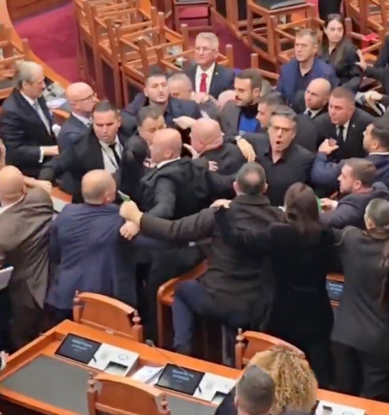 «Τρελό» ξύλο μέσα στην Βουλή της Αλβανίας - Πλακώθηκαν μεταξύ τους βουλευτές 6 stigmiotypo othonis 2026 10 22 17.28.16