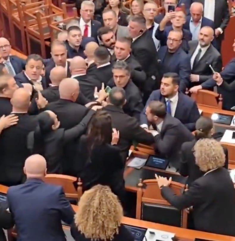 «Τρελό» ξύλο μέσα στην Βουλή της Αλβανίας - Πλακώθηκαν μεταξύ τους βουλευτές 5 stigmiotypo othonis 2026 10 22 17.28.23