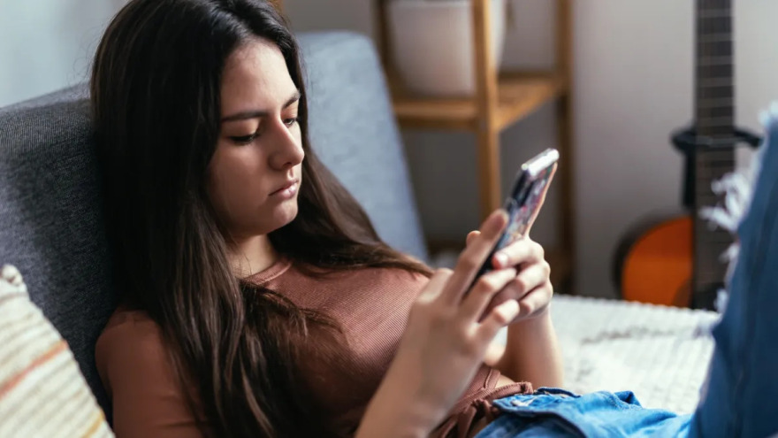 Κλειδώνουν τα social media για τους κάτω των 15 από 1η Ιανουρίου - Πώς θα λειτουργήσει η επαλήθευση ηλικίας, ποια ευθύνη έχουν πλατφόρμες και γονείς